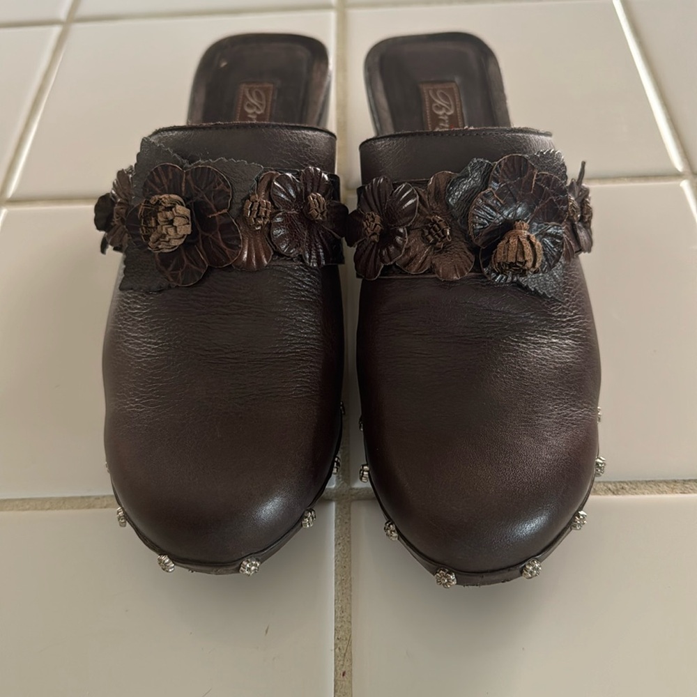 Brighton ‘Dutch’ Mules 7M Brown Leather w/ Floral Embellishments